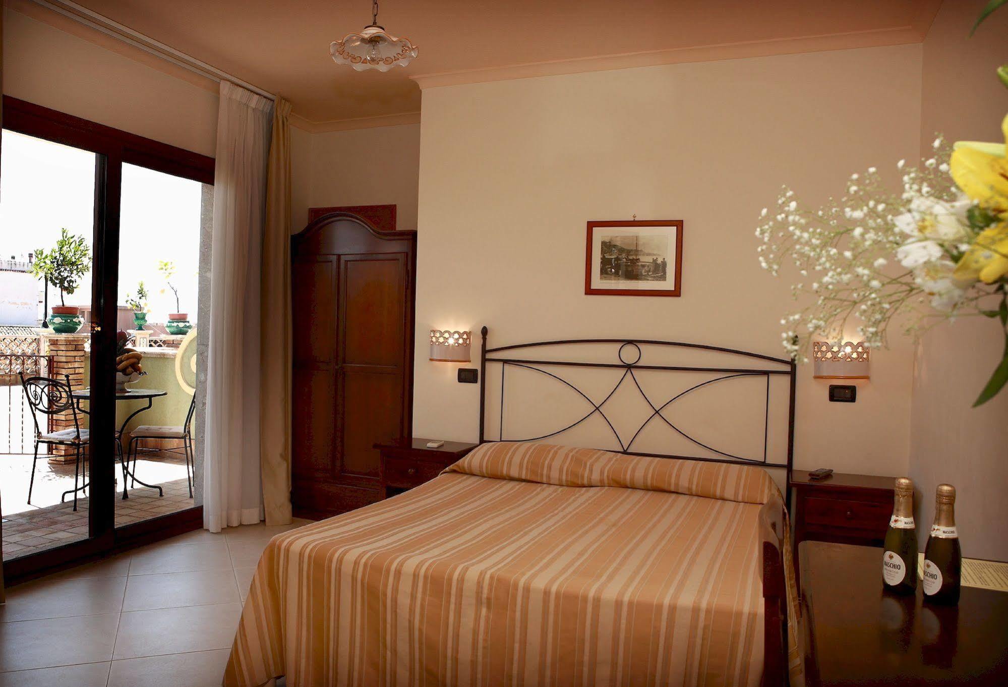 Villa Cristina Giardini Naxos Ngoại thất bức ảnh